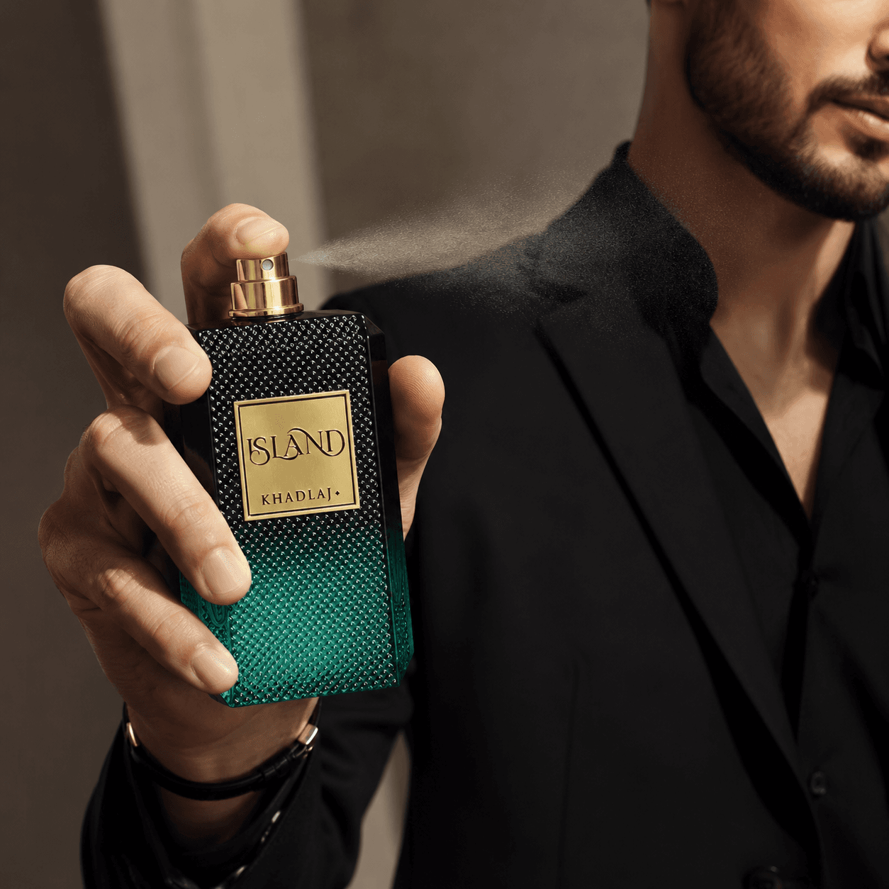 Khadlaj Island fragrance notes with bergamot, coconut, ginger, pineapple, amber and sandalwood